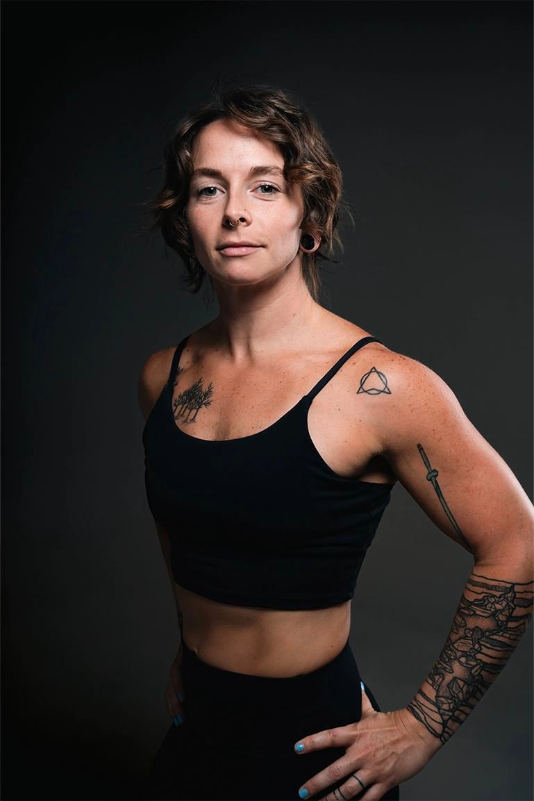 Athlete with tattoos in black activewear