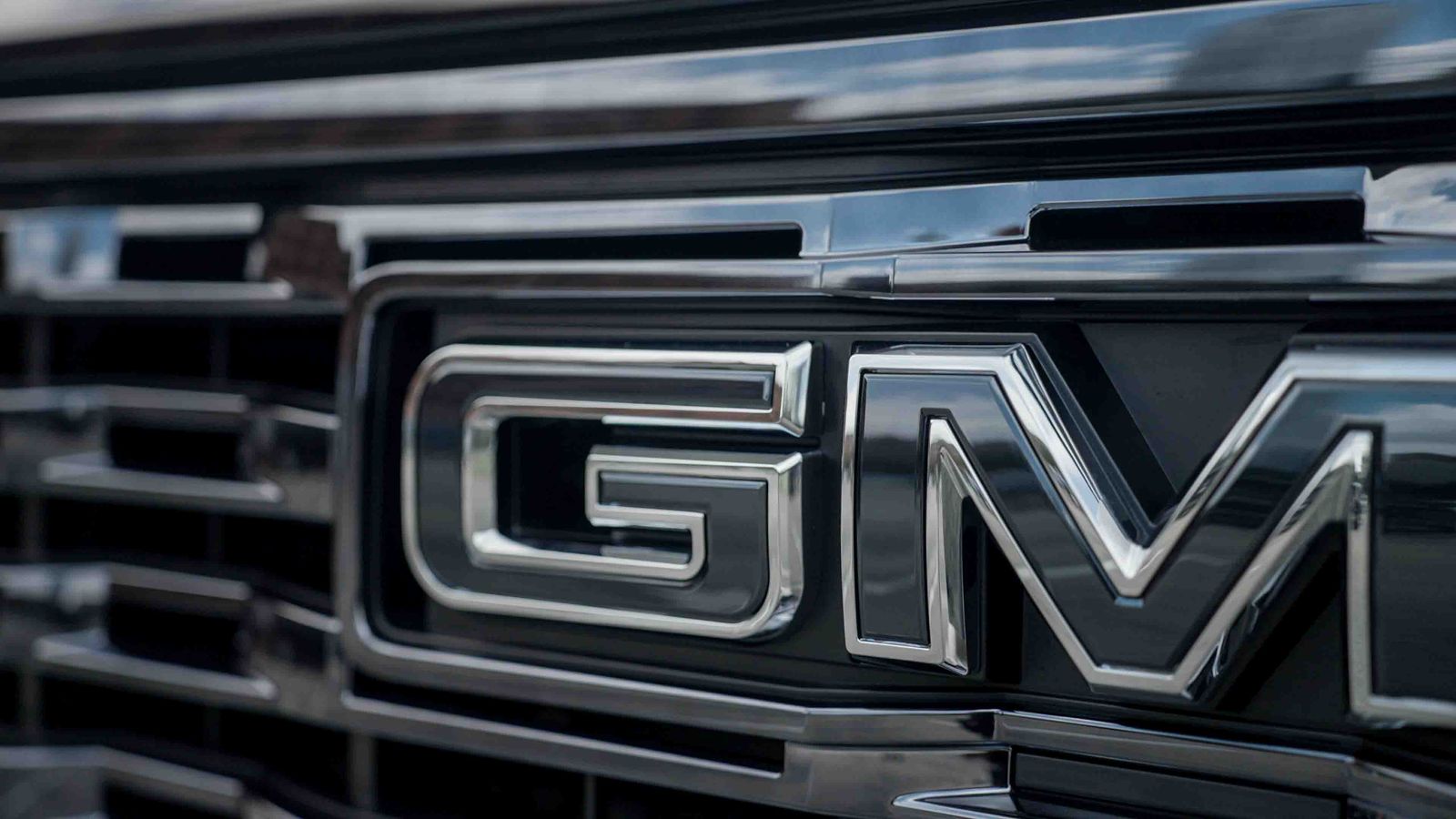 Close-up of the GMC grille badge on a Sierra Denali